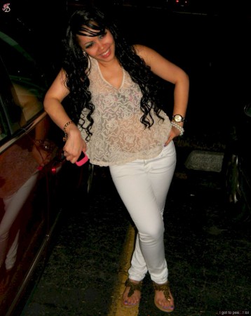 Nem aggódik, sőt...pedig látványos lesz, ha már folyik le al lábán...